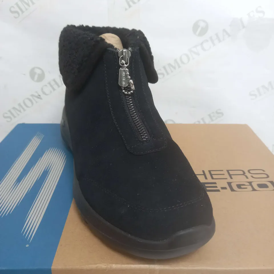 BOXED SKECHERS BLACK JOY ZIP BOOTS - SIZE 6