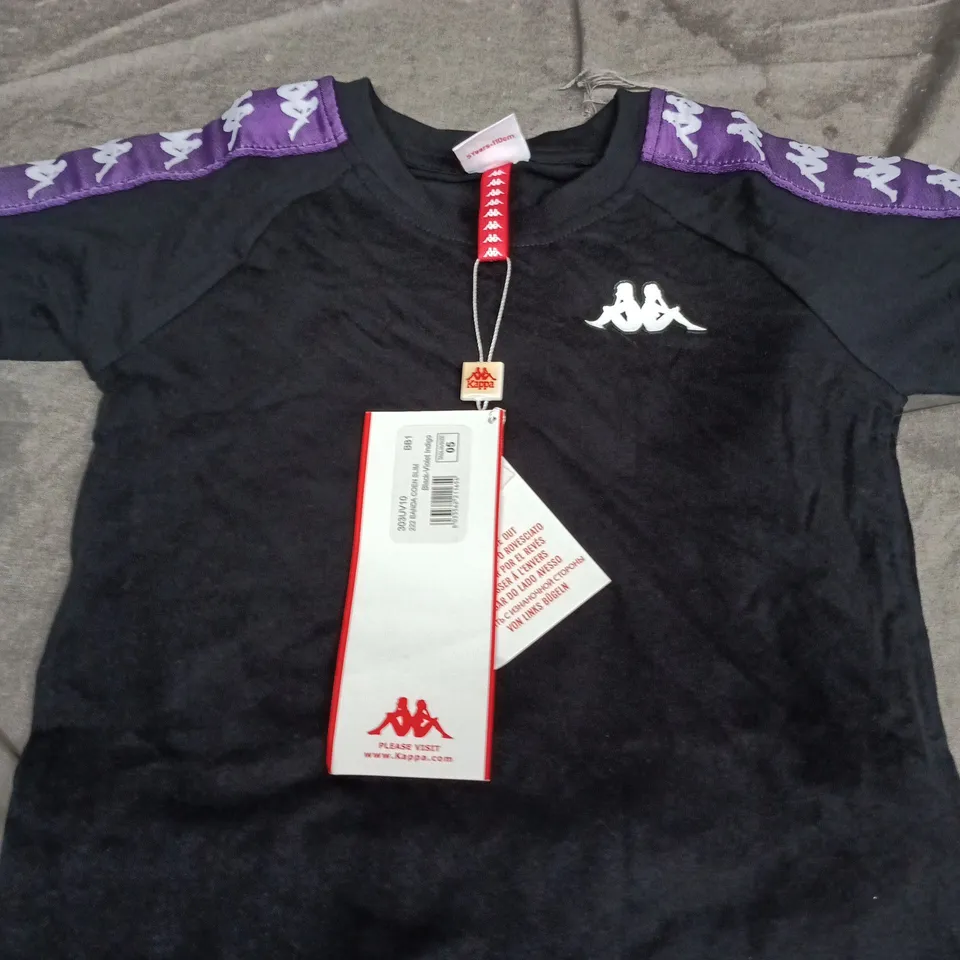 KAPPA KIDS T-SHIRT – BLACK WITH PURPLE SLEEVE LOGOS, UK 5-6 YEARS (110 CM)