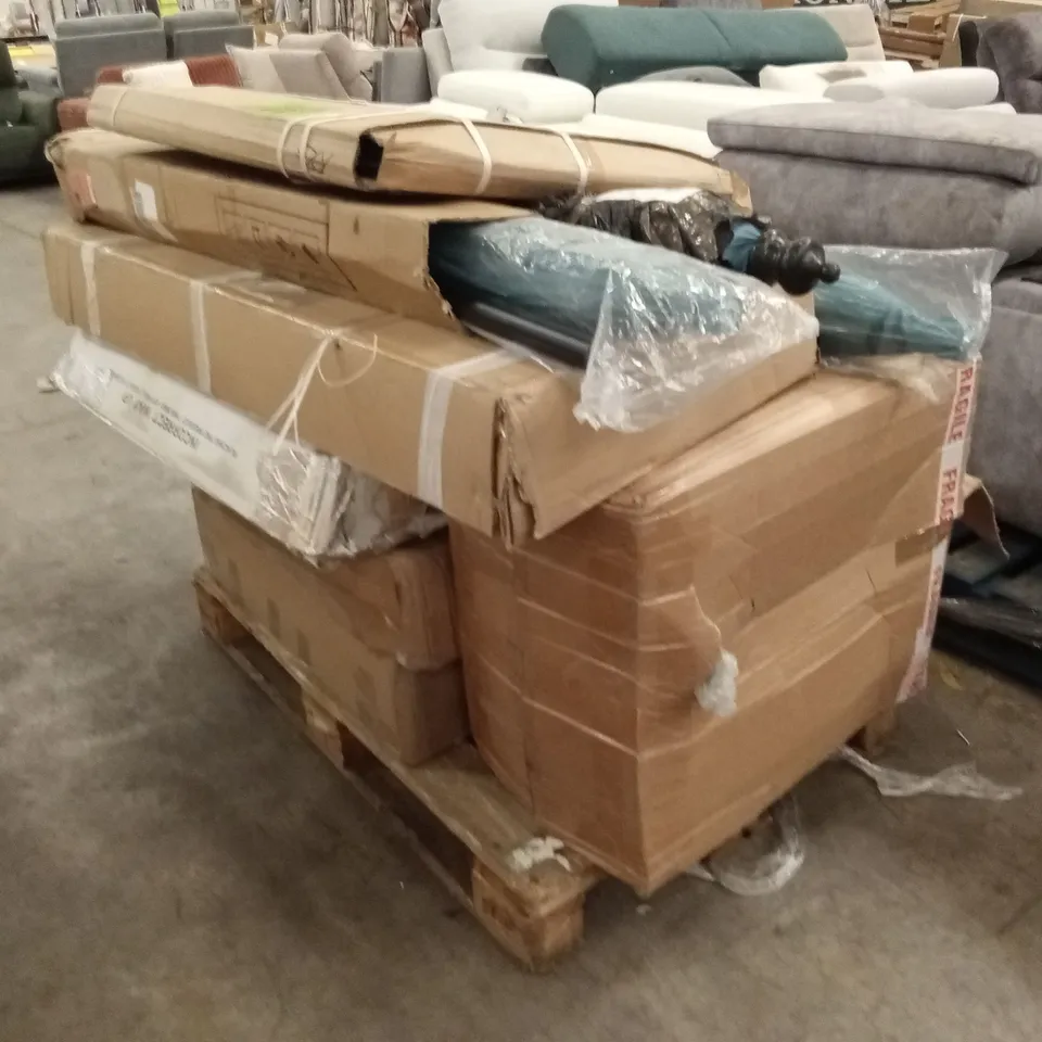 PALLET OF ASSORTED INCOMPLETE OR DAMAGED GARDEN ITEMS TO INCLUDE; PARASOLS, DINING SET PARTS, GARDEN FURNITURE ETC