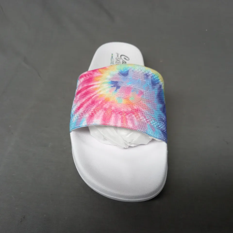 BOXED PAIR OF SKECHERS CALI TIE DYE SANDALS IN MULTI SIZE 7