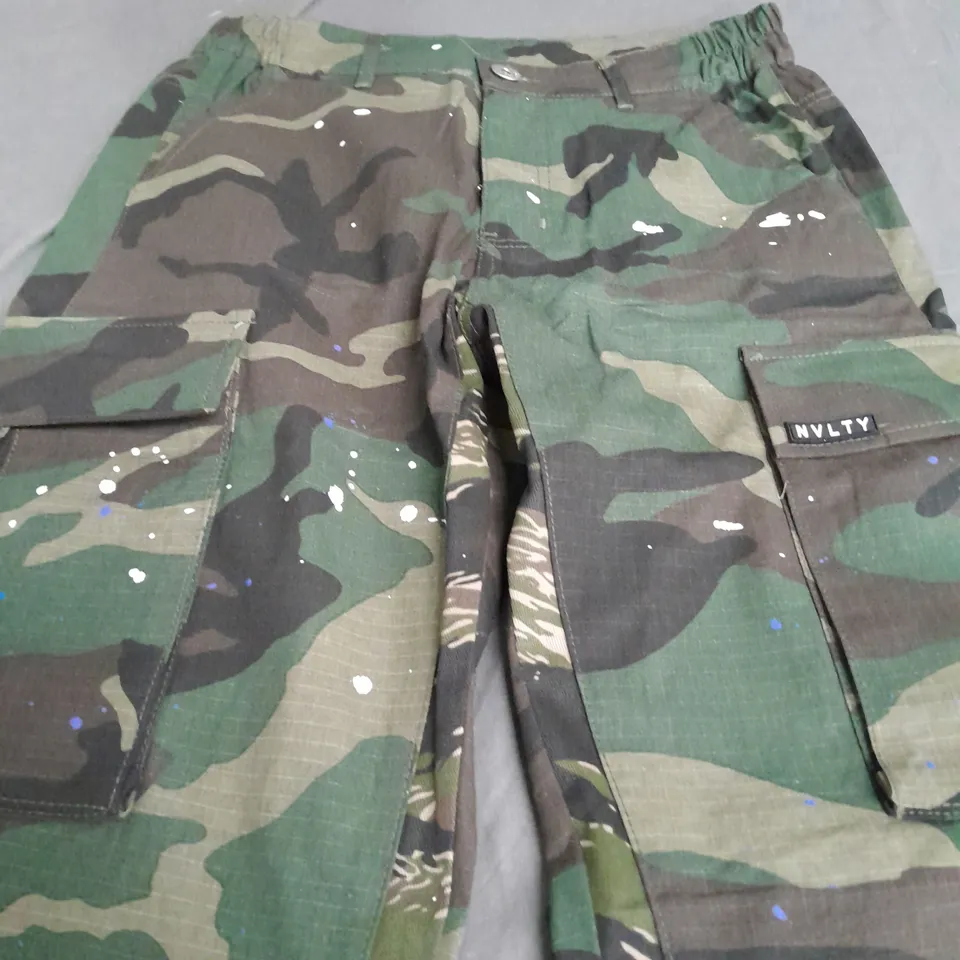 NVLTY CAMO CARGO PANTS - XS