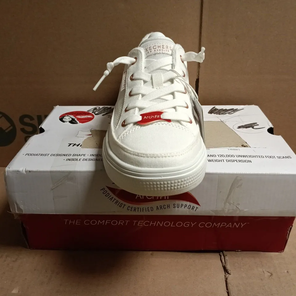 BOXED PAIR OF SKECHERS TRAINERS IN WHITE SIZE UK 5