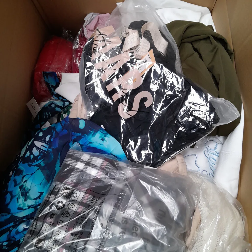 BOX OF APPROXIMATELY 25 ASSORTED CLOTHING ITEMS TO INCLUDE - SHIRT , BRA , TOP ETC