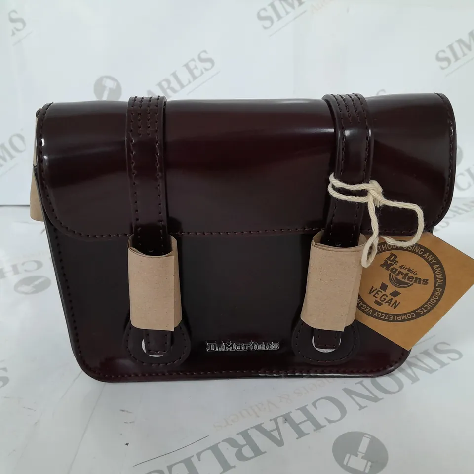 DR MARTENS 7 VEGAN SATCHEL IN CHERRY RED