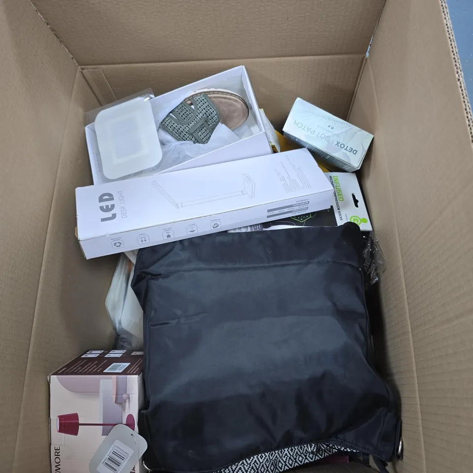 BOX OF APPROXIMATELY 25 ASSORTED HOUSEHOLD ITEMS TO INCLUDE BAG, LED DESK LIGHT, WELLIE SOCKS, PORTABLE LAMP ETC