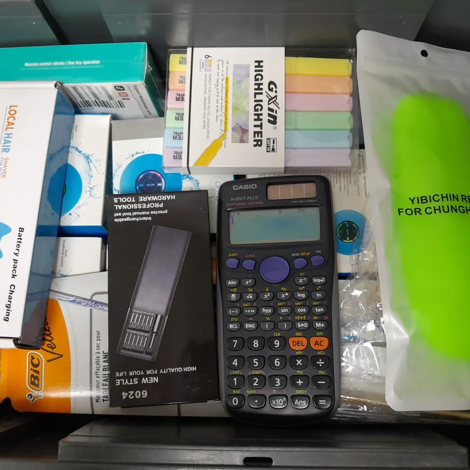 APPROXIMATELY 20 ASSORTED HOUSEHOLD ITEMS TO INCLUDE CASIO CALCULATOR, BLUETOOTH SPEAKER, HIGHLIGHTER, ETC