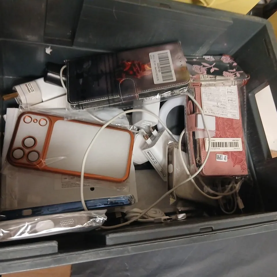 LARGE QUANTITY OF ASSORTED MOBILE PHONE/ELECTRICAL DEVICE ACCESSORIES
