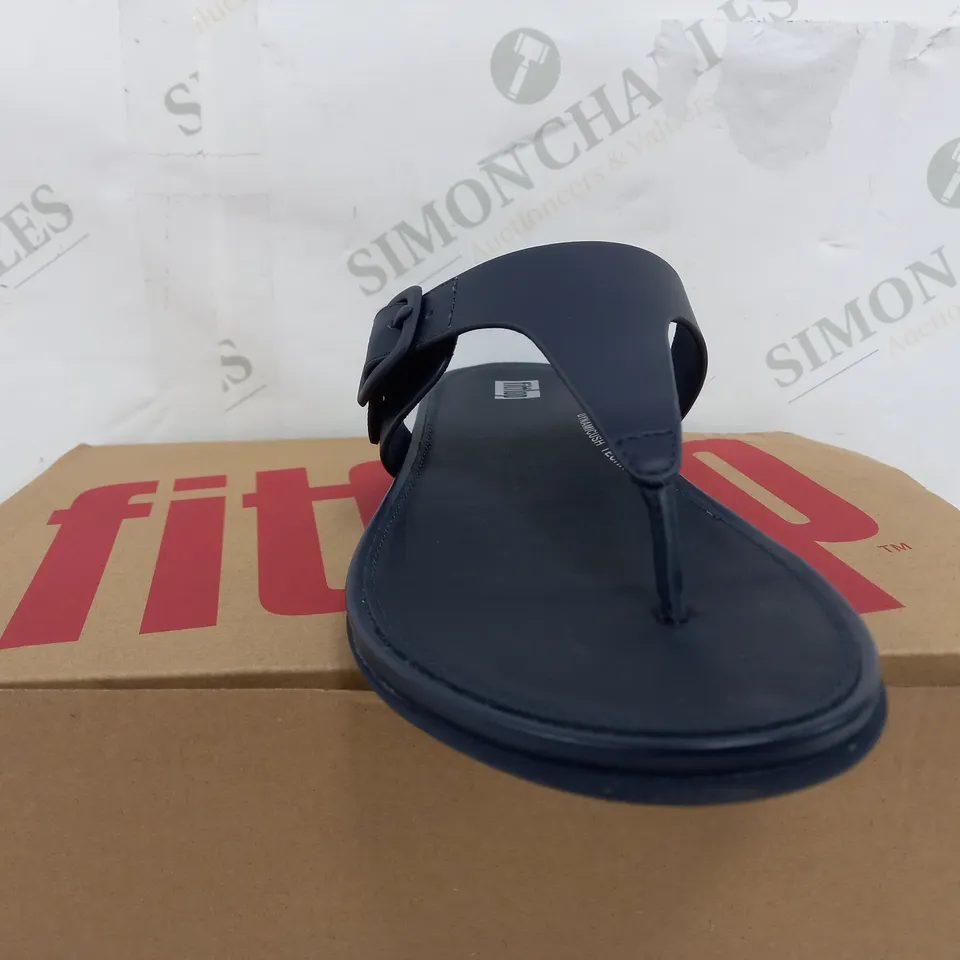 BOXED PAIR OF FITFLOP GRACIE RUBBER BUCKLE LEATHER TOE POST SANDALS IN MIDNIGHT NAVY - UK 5.5 