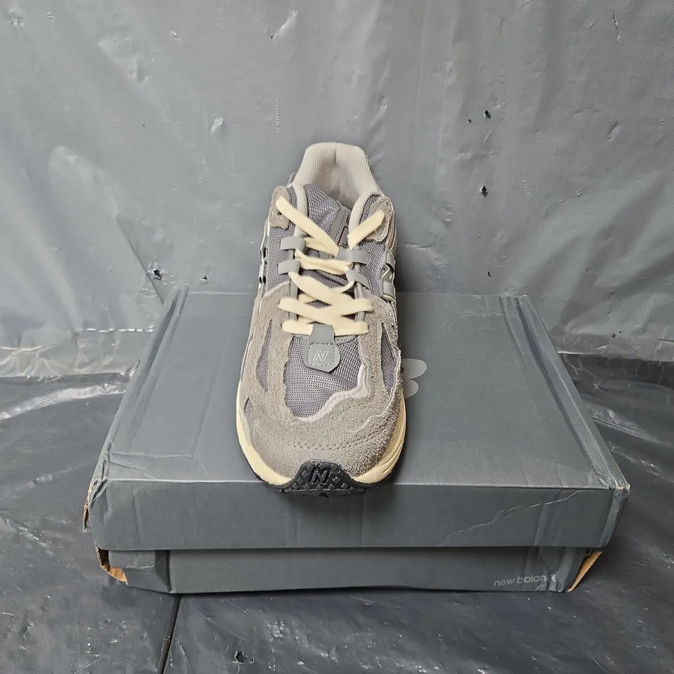 BOXED PAIR OF NEW BALANCE 1906D TRAINERS IN GREY - UK 10.5