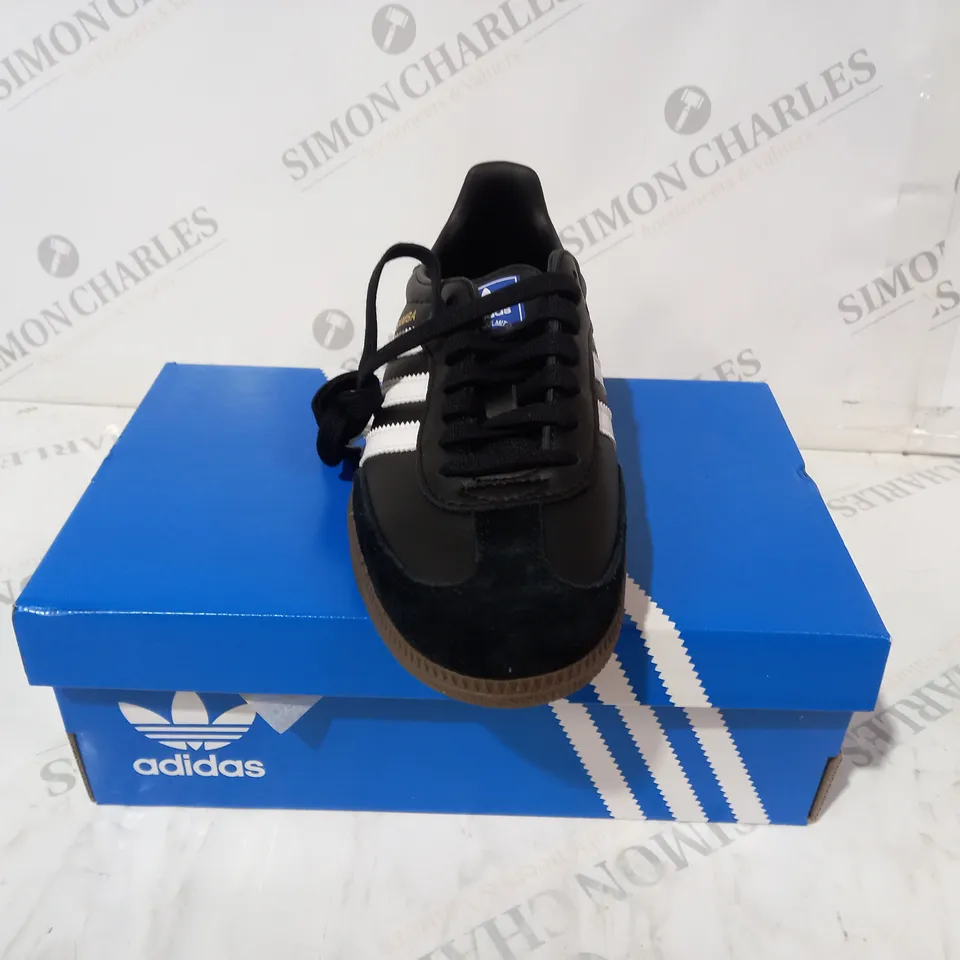 ADIDAS SAMBA BLAC AND WHITE SIZE 4