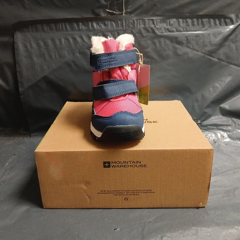 BOXED PAIR OF MOUNTAIN WAREHOUSE COMET JUNIOR WATERPROOF FLEECE LINED SNOW BOOTS IN PINK/NAVY SIZE UK 10