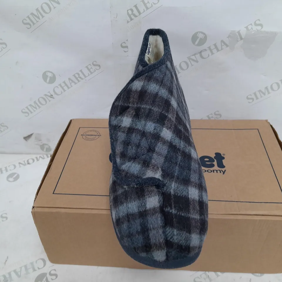 BOXED PAIR OF COSYFEET VELCRO SLIPPERS IN BLUE TARTAN - UK SIZE 13