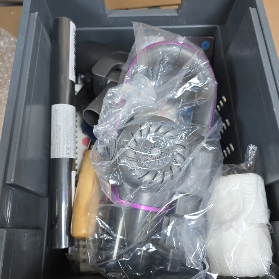 APPROXIMATELY 15 ASSORTED HOUSEHOLD PRODUCTS TO INCLUDE FINGERTIP PULSE OXIMETER, GLEAN DRAIN UNBLOCKER AND COLOURING PENCILS