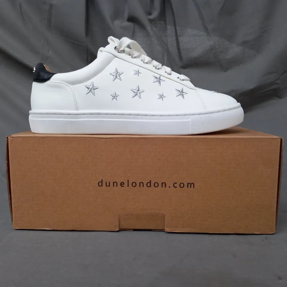 BOXED PAIR OF DUNE LONDON STAR EMBROIDERED TRAINERS IN WHITE SIZE 4
