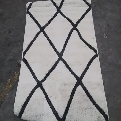 QUALITY DESIGNER AREA RUG - APPROXIMATELY 150X80CM