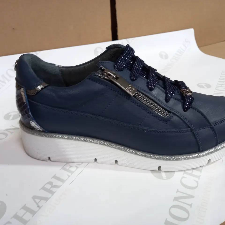 MODA NAVY  TRAINERS SIZE 5