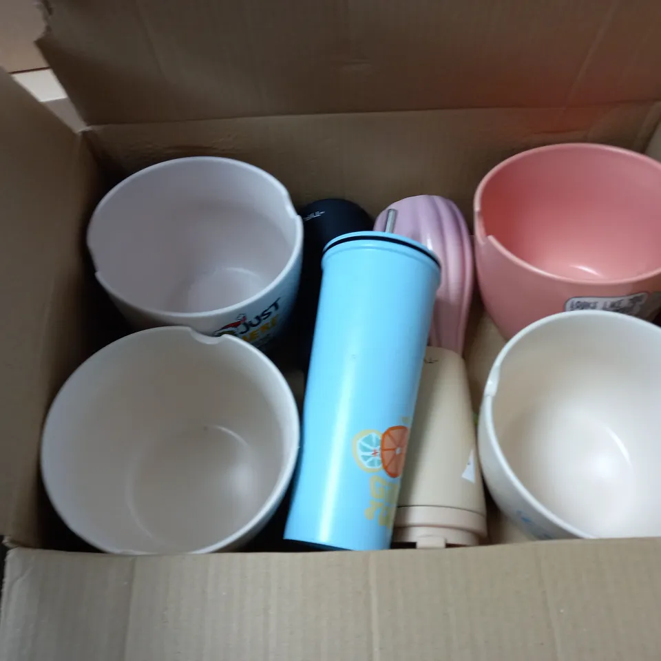 BOX OF APPROXIMATELY 40 ASSORTED HOUSEHOLD ITEMS TO INCLUDE BAGS, KEYBOARD, ORNAMENTS ETC 