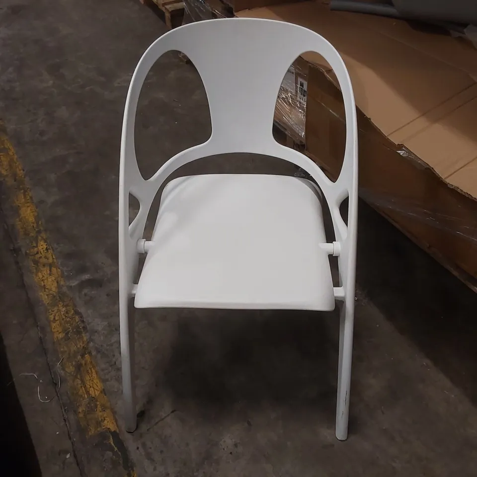 PALLET CONTAINING A LARGE QUANTITY OF STYLISH PLASTIC FOLDING CHAIRS - COLOURS VARY