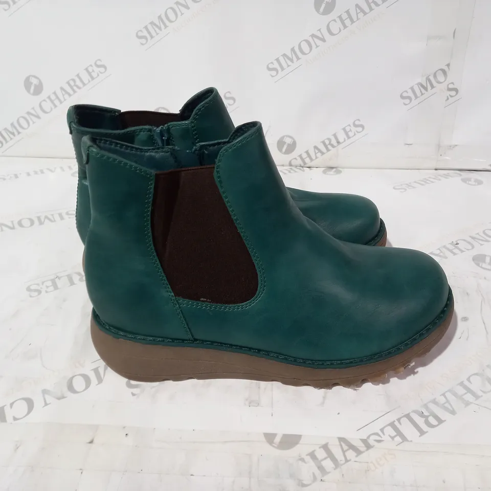 GREEN LEATHER BOOTS SIZE 38