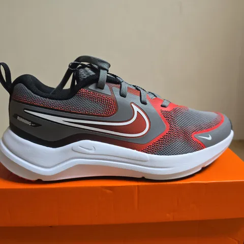 BOXED PAIR OF NIKE COSMIC RUNNER (GS) KIDS' TRAINERS – UK SIZE 3