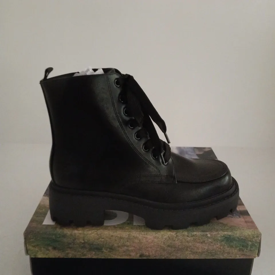 BOXED PAIR OF KOI MALAI LACE UP BOOTS – BLACK, UK SIZE 6