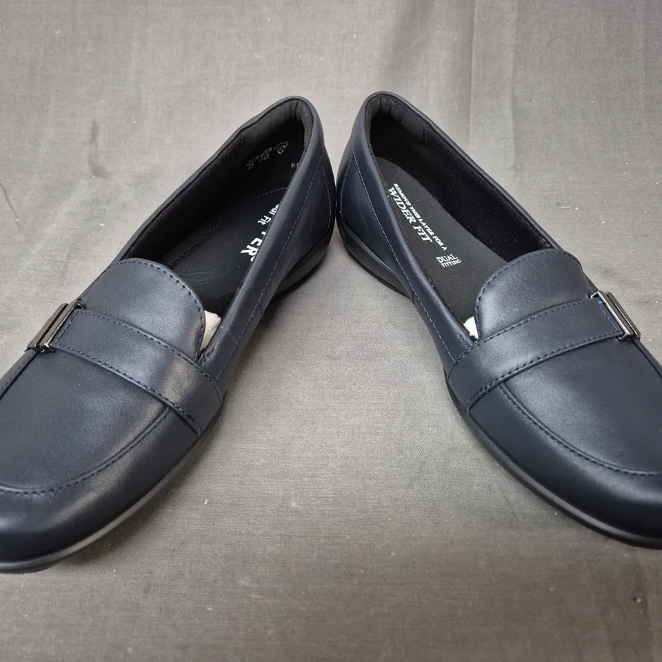 BOXED PAIR OF HOTTER SHOES IN NAVY UK SIZE 6