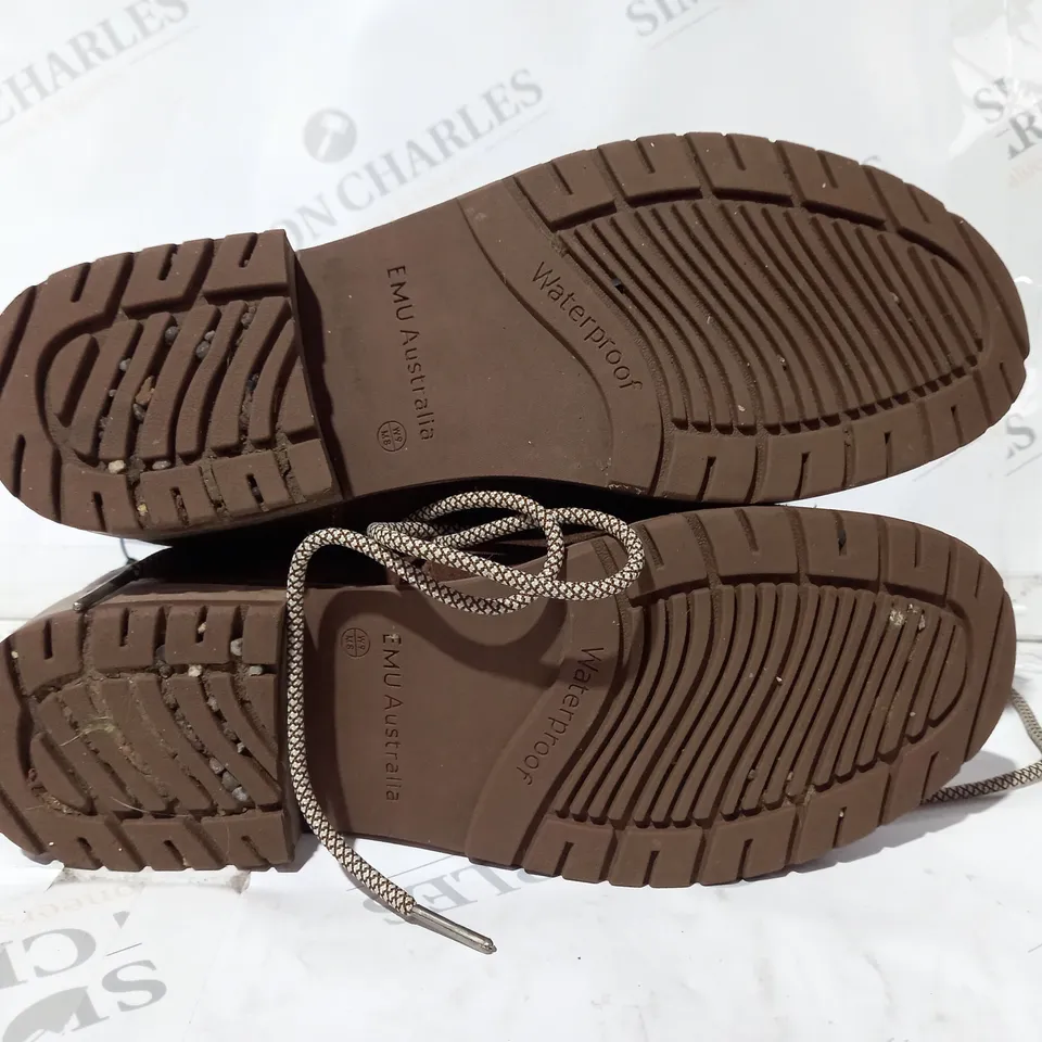 PAIR OF EMU AUSTRALIA EXPLORE BILLING BOOTS IN OAK SIZE 7
