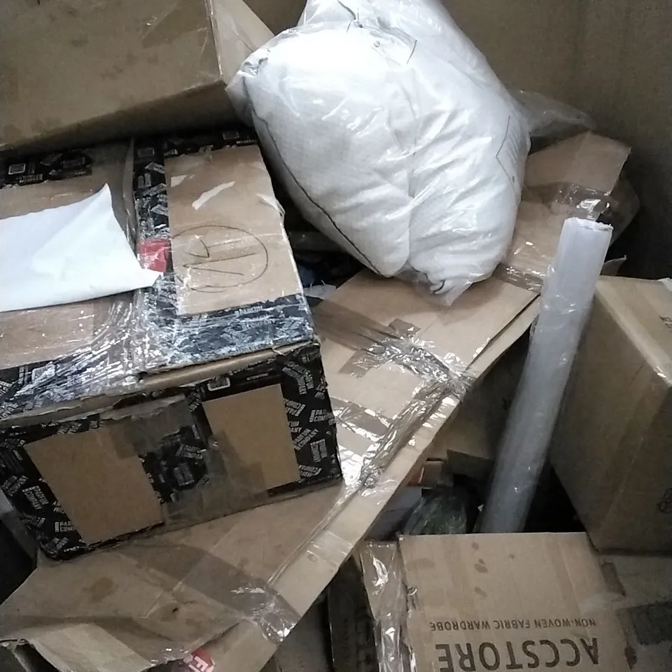 PALLET OF ASSORTED ITEMS INCLUDING ELECTRIC RACLETTE GRILL, TRANSPARENT STORAGE BOXES, STAND MIXER, DECORATIVE FENCING AND FOLDABLE METAL SIDE TABLE