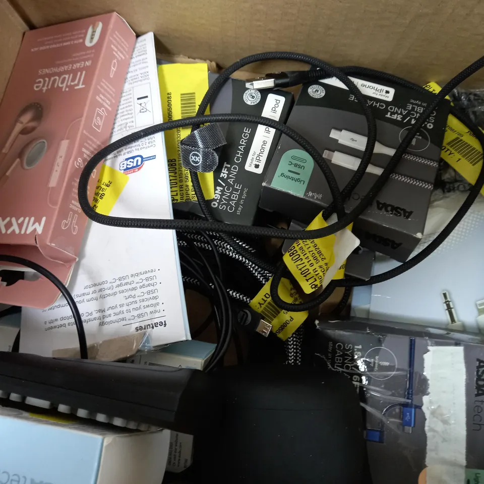 APPROXIMATELY 20 ASSORTED ITEMS TO INCLUDE PORTABLE BLUETOOTH SPEAKER, PERSONAL CD PLAYER, DVD PLAYER ETC. 