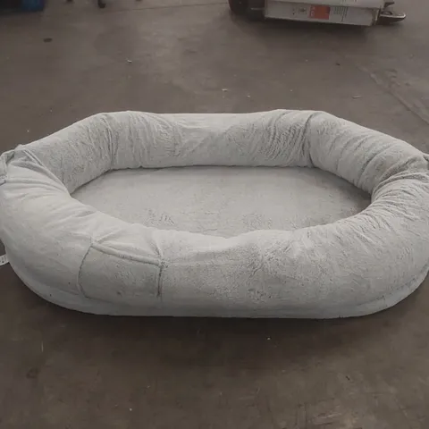 ARCHIE & OSCAR SOUTHVIEW SOLID COLOUR POLYESTER PET BED