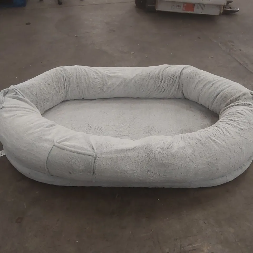 ARCHIE & OSCAR SOUTHVIEW SOLID COLOUR POLYESTER PET BED