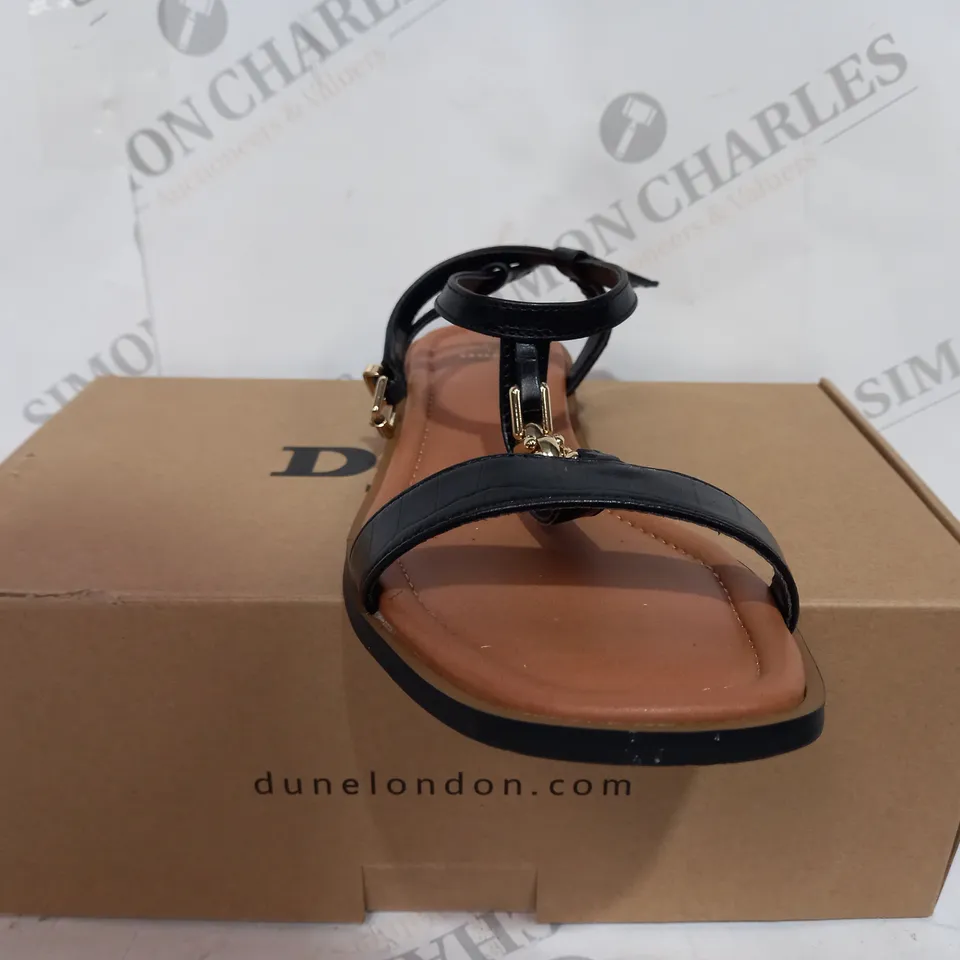BOXED DUNE LONDON FLAT SANDALS IN BLACK - SIZE 7