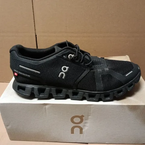 BOXED PAIR OF ON CLOUD 5 TRAINERS IN ALL BLACK - UK 6