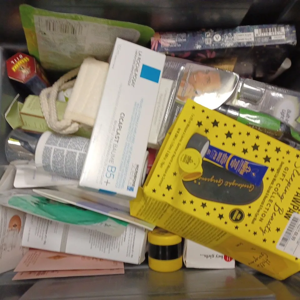 BOX OF APPROX 20 ASSORTED HEALTH AND BEAUTY ITEMS TO INCLUDE - CERAVE SA CMOOTHING CLEANSER - PMB HAIR STYLING - MANI MOISTURE HAIR MASK ECT 