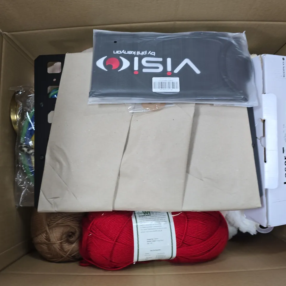 APPROXIMATELY 20 ASSORTED HOUSEHOLD PRODUCTS TO INCLUDE ELECTRONIC LUGGAGE SCALES, COSY HOT WATER BOTTLE, VISION MIRRORED PUTTING GATE, ETC - COLLECTION ONLY