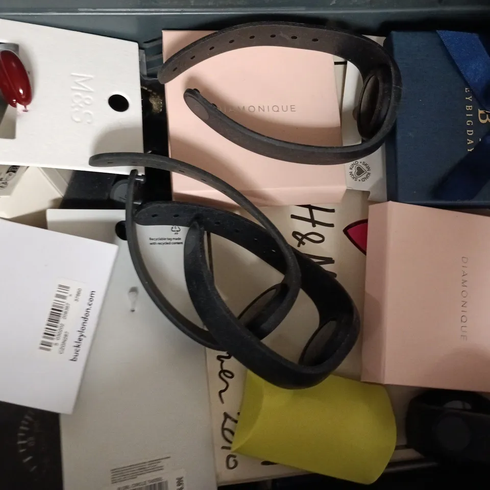 APPROXIMATELY 15 ASSORTED JEWELLERY ITEMS TO INCLUDE CHAINS, WATCHES, EARRINGS, ETC