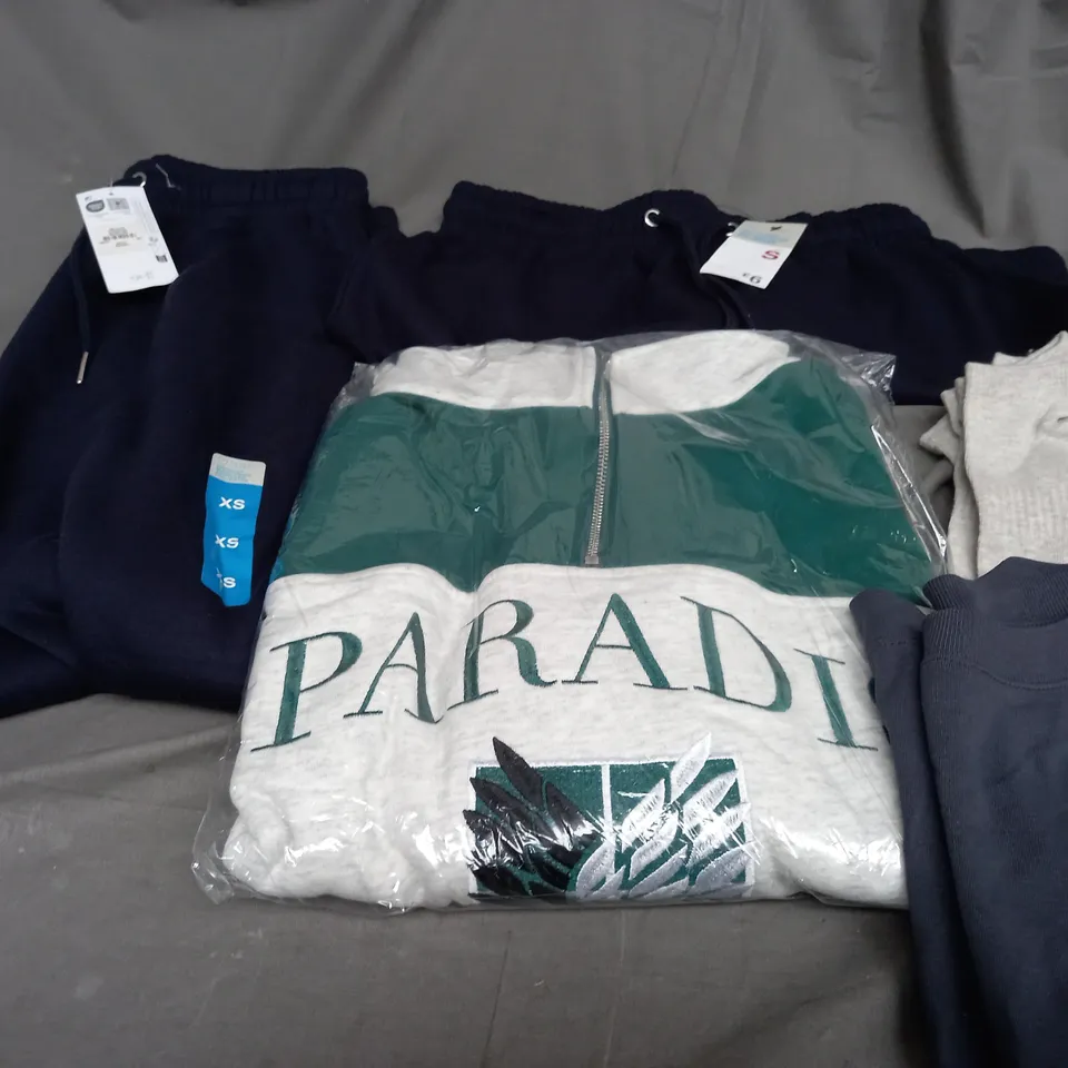 BOX OF APPROXIMATELY 20 ASSORTED CLOTHING ITEMS TO INCLUDE - SOCKS , SHORTS , T-SHIRT ETC