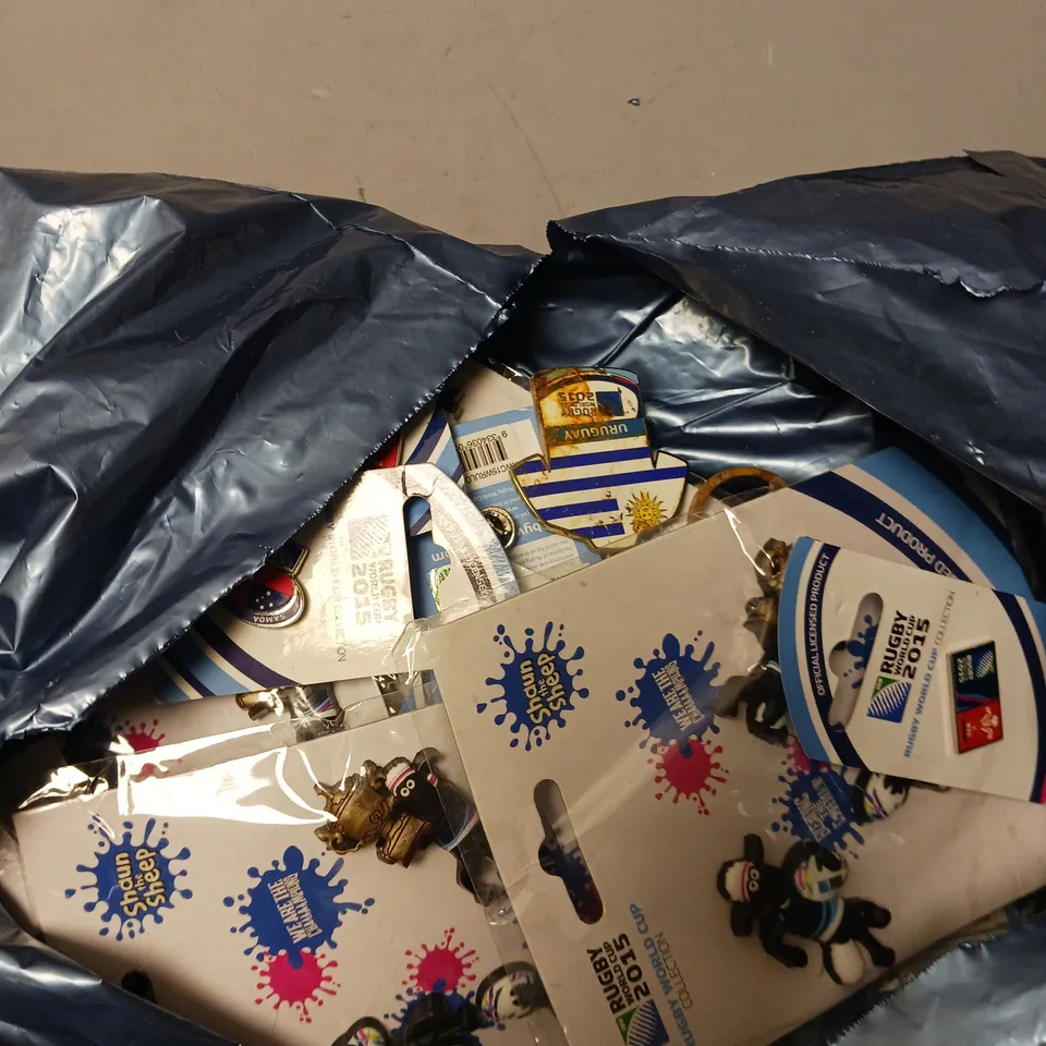 APPROXIMATELY 60 MIXED RUGBY UNION WORLD CUP KEYRINGS & BADGES 