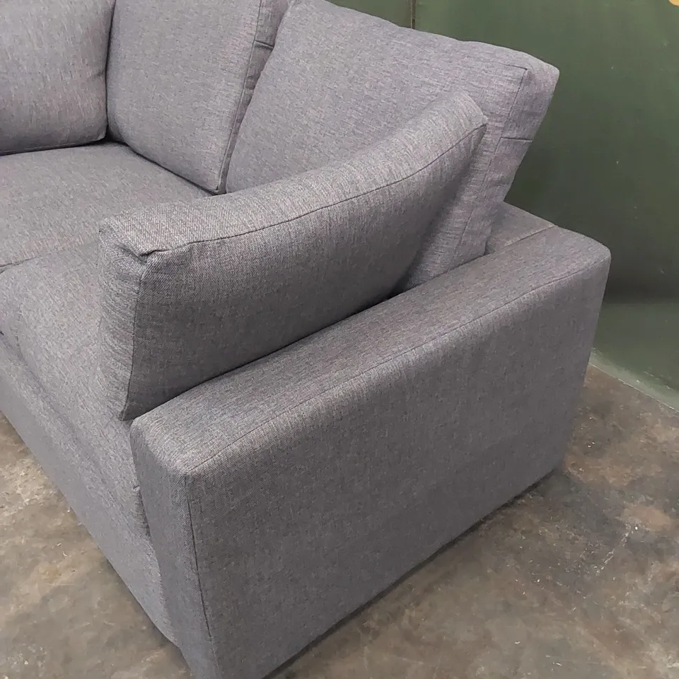 QUALITY DESIGNER GREY FABRIC UPHOLSTERED SOFA WITH SIDE CUSHIONS 