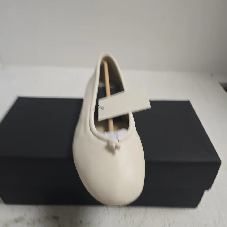 BOXED PAIR OF MASSIMO DUTTI CREAM BALLET FLATS, WOMEN'S – UK 5 (EU 38)