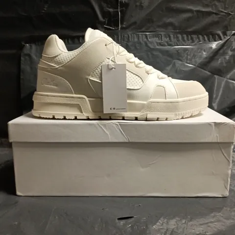 BOXED PAIR OF CONZURI PENTHOS SHOES IN CREAM SIZE 7