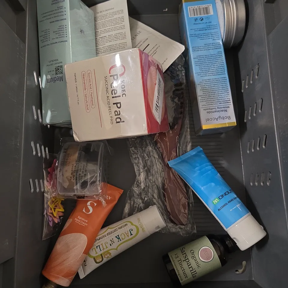 APPROXIMATEY 20 ASSORTED HEALTH AND BEAUTY PRODUCTS TO INCLUDE - FRED & FLO BABY OIL - COSRX SNAIL 96 MUCIN POWER ESSENCE - MAYBELLINE SKY HIGH MASCARA IN BURGUNDY - ETC