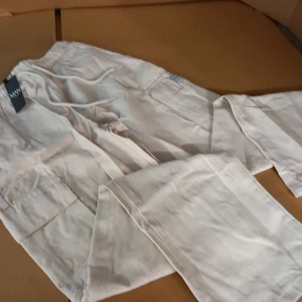 boohoo man cargo trousers in ecru - xl