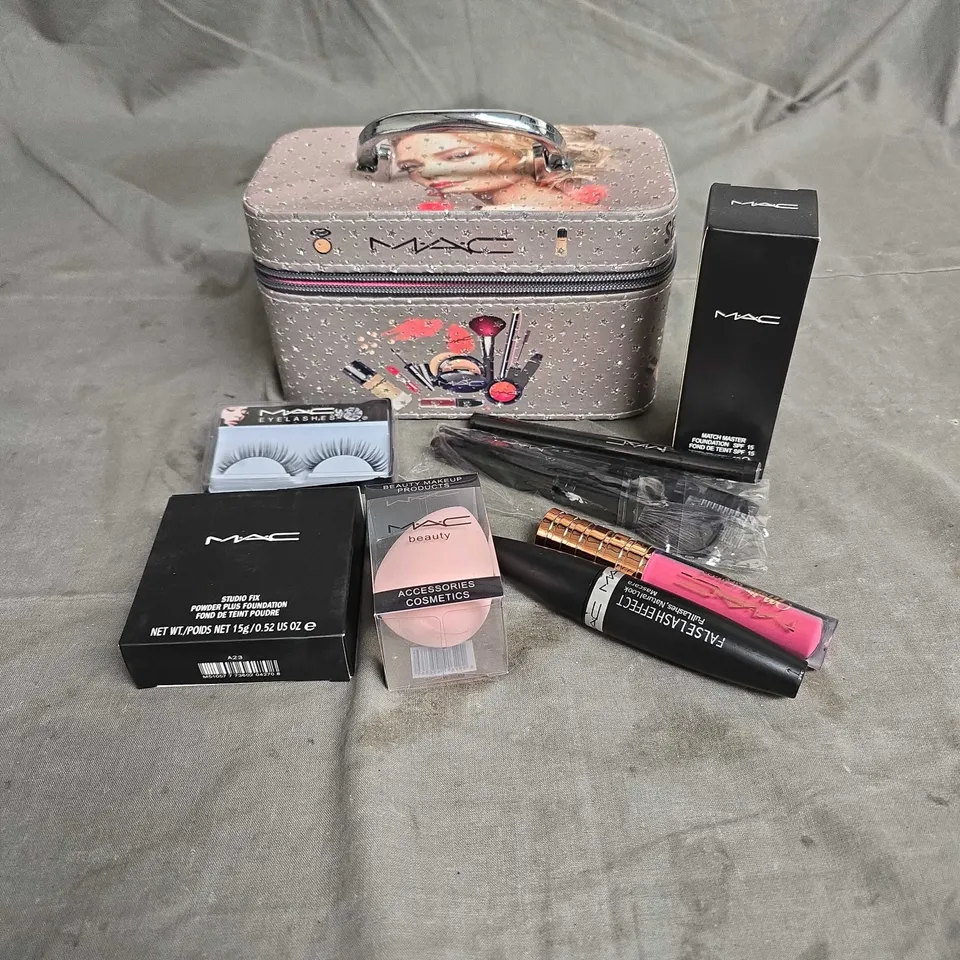 MAC APPROXIMATELY 8 ASSORTED COSMETIC PRODUCTS TO INCLUDE - POWDER PLUS FOUNDATION - COSMETIC BAG - MATTE LIPGOSS - ETC