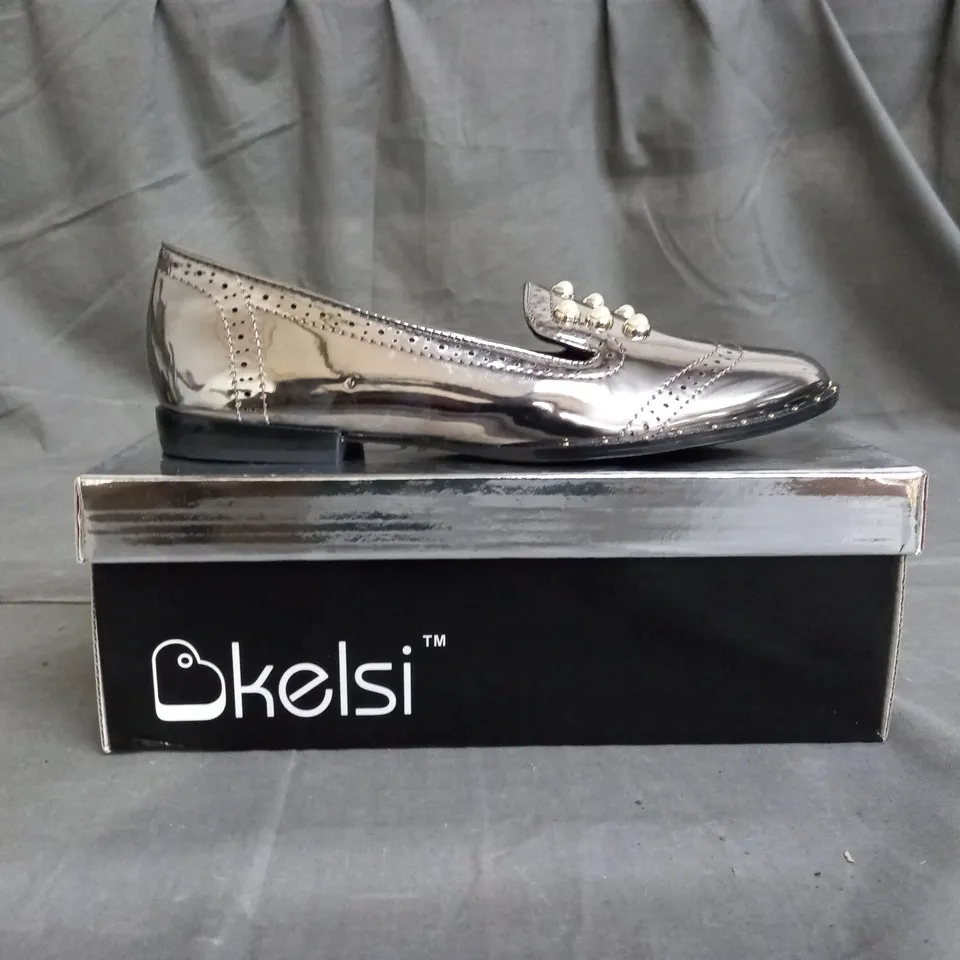 APPROXIMATELY 12 BOXED PAIR OF KELSI SLIVER FAUX PATENT LEATHER SHOES IN VARIOUS SIZES TO INCLUDE SIZE 5 