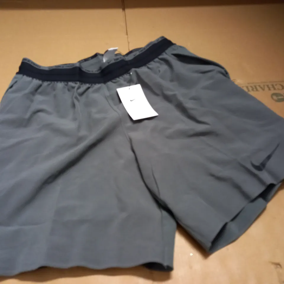 NIKE PRO DRI-FIT GREY SHORTS - L