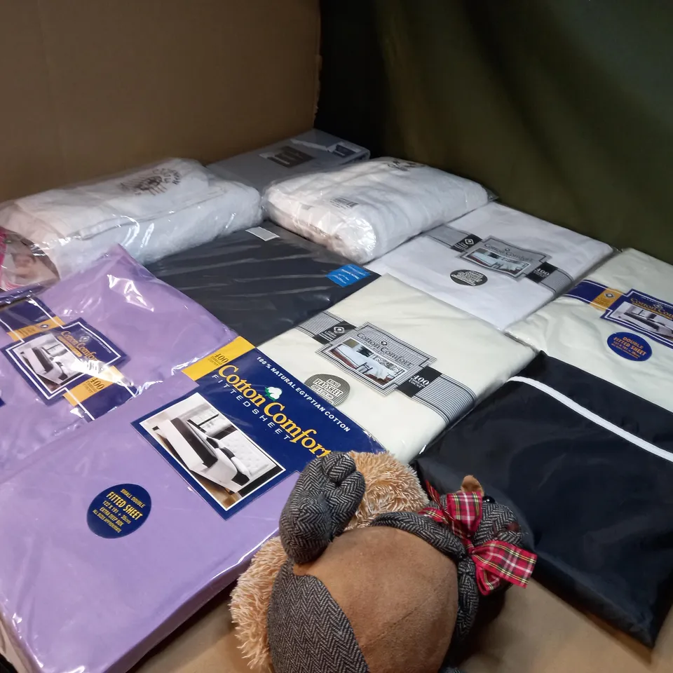 LARGE BOX OF APPROXIMATELY 20 ASSORTED HOUSEHOLD ITEMS TO INCLUDE: BEDSHEETS, TOWELS, PILLOW CASES