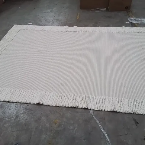 QUALITY DESIGNER AREA RUG // APPROX SIZE: 190 X 290 cm