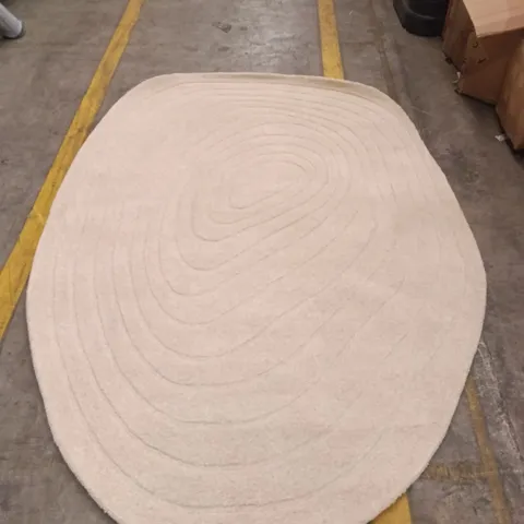 OVAL CREAM RUG WITH CONCENTRIC RING PATTERN APPROXIMATELY 230 CM X 160 CM