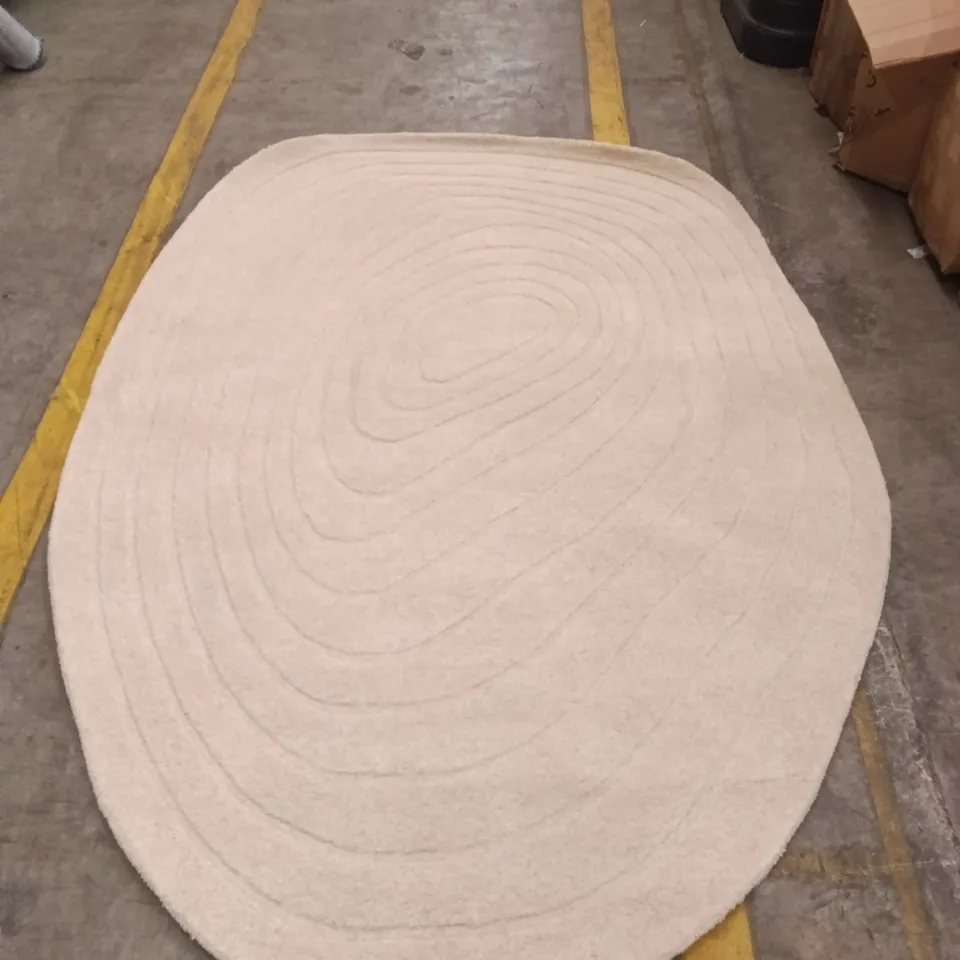 OVAL CREAM RUG WITH CONCENTRIC RING PATTERN APPROXIMATELY 230 CM X 160 CM